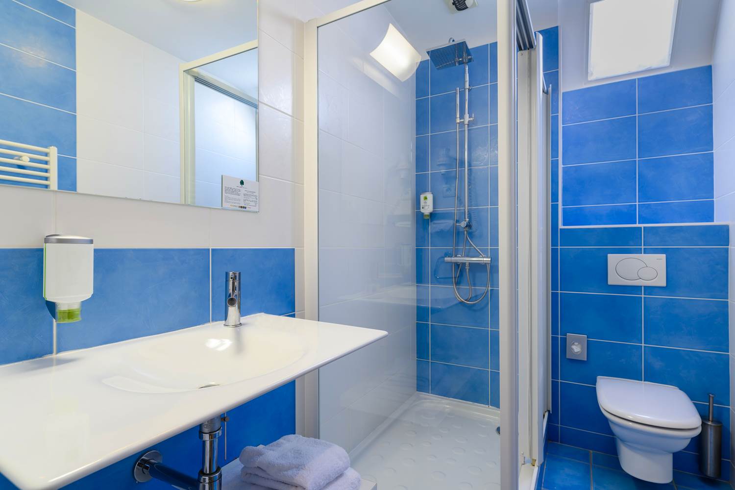 salle de douche hôtel la Marébaudière Vannes centre ©